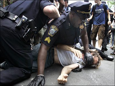 Sta già alimentando nuove tensioni con la polizia americana il video pubblicato su Facebook che mostra almeno sei agenti del dipartimento di Los Angeles tentare di neutralizzare con la forza un senzatetto, che colpiscono ripetutamente dopo aver avuto un alterco in strada. Poi si sente almeno un agente sparare 5 colpi di pistola che hanno ucciso l’uomo nel quartiere centrale di Skid Row. Le circostanze dell’incidente non sono ancora chiare. Nelle immagini si vede un uomo agitare qualcosa contro gli agenti mentre questi cercano di sopraffarlo e lo gettano a terra dove iniziano a picchiarlo. In primo piano gli […]