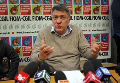 Redazione di OperaiContro, aumenta il fumo negli occhi degli operai. A chi insiste a dire che “gli operai in Italia non esistono più” ecco l’ennesima riprova che non solo gli operai esistono ancora, decine di migliaia cassintegrati, in mobilità, licenziati e migliaia in lotta con scioperi, presidi e manifestazioni, ma che è necessario calmarli perchè leva fondamentale per il rovesciamento del sistema. Landini si fa portavoce dell’ennesimo estintore piccolo-borghese e radical-chic per arginare la rabbia operaia crescente (A MELFI SI LAVORA ANCHE FINO A 10 TURNI CONSECUTIVI, LE MACCHINE SI FERMERANNO 8 ORE SU 24). Cosa c’è di nuovo […]