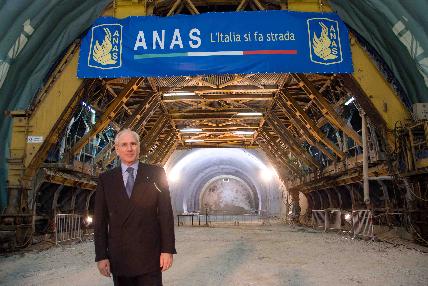 Redazione di Operai Contro, Il governo antioperaio di Renzi e del negriero Poletti peggiorano le condizioni di vita dei salariati.Ogni giorno ne pensano una nuova, è di oggi la proposta di Tito Boeri nuovo presidente dell’INPS di “alleggerire” le pensioni per gli operai e i lavoratori dipendenti che decidessero di andare in pensione “volontariamente” prima di averne maturato i requisiti. La volontarietà per gli operai, dopo l’accordo alla AST di Terni è sinonimo di  fregatura. A Terni infatti gli operai sono stati costretti a dimettersi dietro il ricatto di un miserabile incentivo che avrebbero perso se fossero stati licenziati con […]