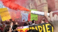 Redazione, Migliaia  di studenti hanno sfilato in tutta Italia per protestare contro la riforma della scuola del governo Renzi. “In piazza 50 mila studenti, abbiamo sfiduciato il governo. Vogliamo costruire un’alternativa di scuola, di paese e d’Europa”. E’ il bilancio della mattinata di protesta che ha visto 40 cortei in tutto il Paese convocati dall’Unione degli Studenti “contro l’idea di scuola contenuta nelle linee guida del Governo che verranno presentate al consiglio dei ministri, e per supportare le proposte dell’ Altrascuola”. ANSA Fumogeni e sassi a corteo di Milano – Lancio di fumogeni e sassi all’ esterno di Palazzo Lombardia, sede […]