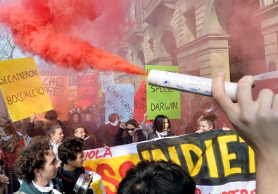 Redazione, Migliaia  di studenti hanno sfilato in tutta Italia per protestare contro la riforma della scuola del governo Renzi. “In piazza 50 mila studenti, abbiamo sfiduciato il governo. Vogliamo costruire un’alternativa di scuola, di paese e d’Europa”. E’ il bilancio della mattinata di protesta che ha visto 40 cortei in tutto il Paese convocati dall’Unione degli Studenti “contro l’idea di scuola contenuta nelle linee guida del Governo che verranno presentate al consiglio dei ministri, e per supportare le proposte dell’ Altrascuola”. ANSA Fumogeni e sassi a corteo di Milano – Lancio di fumogeni e sassi all’ esterno di Palazzo Lombardia, sede […]