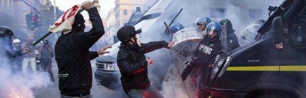 Bottiglie, fumogeni e oggetti vari contro la sede provinciale del Pd, a seguire duecariche della Polizia. E’ stato questo l’epilogo della manifestazione del Movimento di lotta per la casa, sorta ieri a seguito dello sgombero di due stabili occupati aFirenze. “Hanno lasciato per strada 150 persone – spiega Juri, appartenente al Movimento – la proprietà non ha mai fatto nessuna denuncia o richiesta di sgombero: sono due sgomberi tutti politici”. Durante la protesta, che ha bloccato in più punti il traffico cittadino, si sono alzati cori contro il premier Matteo Renzi ed il sindaco di Firenze, Dario Nardella (Pd). […]