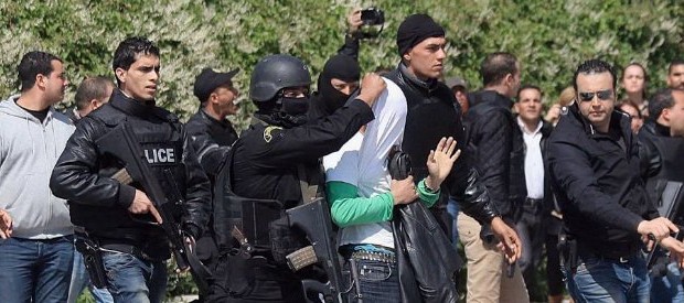 Redazione, I politici italiani sono al servizio dei padroni. Anche dei padroni che organizzano viaggi. I padroni hanno scatenato la terza guerra mondiale. Chi paga sono i civili Vi invio un articolo Un lettore “Sapevamo già dagli inizi del 2014 che la Tunisia era uno dei Paesi a più alto rischio terrorismo e che gli occidentali potevano rappresentare degli obiettivi per gli estremisti, ma i governi occidentali, compreso quello italiano, hanno sottovalutato il problema”. Stefano Torelli, ricercatore dell’Istituto per gli Studi della Politica Internazionale ed esperto di Medio Oriente e Paesi arabi, spiega come, nel corso dei mesi, siano numerosi […]