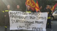 Il sottosegretario all’Interno Gianpiero Bocci è stato accolto da dure contestazioni aReggio Calabria dove ieri pomeriggio ha inaugurato la nuova caserma dei vigili del fuoco. Mentre il rappresentante del governo Renzi era intento a tagliare il nastro della struttura, fuori centinaia di precari dei vigili del fuoco hanno protestato con i fumogeni chiedendo di essere stabilizzati. Si tratta di pompieri alcuni dei quali da oltre 30 anninon sono mai stati assunti a tempo indeterminato dal ministero dell’Interno che ha deciso di stabilizzare solo tremila vigili su oltre 40mila precari in tutta Italia. Gli altri saranno trasformati in volontari che […]