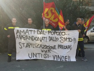 Il sottosegretario all’Interno Gianpiero Bocci è stato accolto da dure contestazioni aReggio Calabria dove ieri pomeriggio ha inaugurato la nuova caserma dei vigili del fuoco. Mentre il rappresentante del governo Renzi era intento a tagliare il nastro della struttura, fuori centinaia di precari dei vigili del fuoco hanno protestato con i fumogeni chiedendo di essere stabilizzati. Si tratta di pompieri alcuni dei quali da oltre 30 anninon sono mai stati assunti a tempo indeterminato dal ministero dell’Interno che ha deciso di stabilizzare solo tremila vigili su oltre 40mila precari in tutta Italia. Gli altri saranno trasformati in volontari che […]