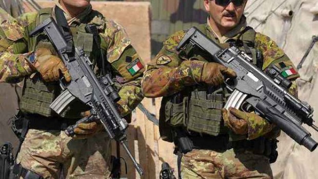 Redazione, nella costituzione è scritto che l’Italia rifiuta la guerra. Per i politici e i giornalisti, non è stato difficile prenderci per il culo Le missioni militari sono diventate missioni di pace. L’Italia dei padroni ha portato la pace armata di cannoni, aerei,fucili. Dopo anni di accordi militari con Ghedafi e i vari dittatori del Nord Africa ora il governo prepara una nuova missione di pace. Gli operai, i lavoratori e i pensionati hanno pagato le spese delle “missioni di pace” Noi operai siamo contro la guerra. L’unica guerra che sosteniamo è quella contro i padroni. Un operaio Vi […]