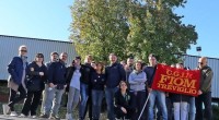Il Foglio Bianco Posted: 04 Mar 2015 09:59 AM PST I delegati FIOM Piaggio e Continental esprimono totale solidarietà ai lavoratori della Fiber di Bergamo. I lavoratori della Fiber di Bergamo stanno portando avanti una lotta contro il loro padrone che vorrebbe chiudere e trasferire tutta la produzione in Romania. Sono in presidio da settimane davanti ai cancelli della fabbrica, giorno e notte, e hanno messo cosi’ in crisi i piani di chi avrebbe voluto sbarazzarsi velocemente di loro. Ma chi non sopporta più questa determinazione da parte dei lavoratori, ha messo su l’altra notte un vero e proprio attacco fascista: un […]