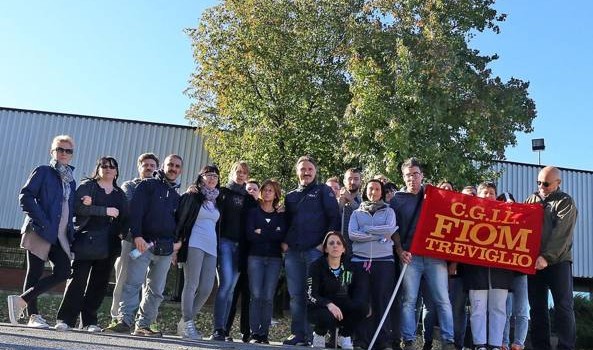 Arcene – Non accenna a diminuire la tensione alla AZ Fiber di Arcene, dove ieri il presidio di lavoratori e lavoratrici è stato bersaglio di due spari: le biglie di ferro sparate da un’auto in corsa sulla Statale 42 non hanno fortunatamente colpito nessuno, ma hanno comunque fatto qualche danno, rompendo il finestrino di un’auto e l’oblò del camper utilizzato come presidio notturno per lo sciopero. Redazione,sul bgreport http://bgreport.org/intimidazione-pre… è riportata una intervista ad una delegata FIOM. Fa bene la compagna delegata della FIOM e delegata della AZ FIBER a parlare apertamente di “tentato omicidio”. Anche qui, un’ottima occasione gettata al […]