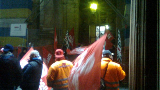 Redazione di OperaiContro, ieri in Regione si è tenuto l’incontro tra istituzioni, impresa e sindacati confederali per la vertenza che coinvolge i 400 operai di COOP COSTRUZIONI, storica cooperativa edile di Bologna, che ha in gestione tra gli altri anche il cantiere di ristrutturazione delle centralissime Via Ugo Bassi e Via Rizzoli. Le parti hanno confermato formalmente l’approvazione della cassa integrazione in deroga alla scadenza dei 200 contratti di solidarietà, dopodichè si apre lo scenario della mobilità per la metà degli operai, salvo “la ripresa” tanto asupicata dalle parti così come dal presidente della coop Luigi Passuti, uno stipendio […]