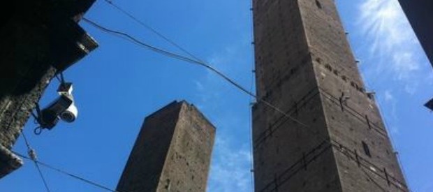 Redazione di operai Contro, il gangster Renzi afferma che con la sua legge del Jobs Act aumenteranno le assunzioni Infatti 200 lavoratori lasciati a casa, su un totale di 400 dipendenti, a partire dal prossimo 7 maggio. Arriva come una doccia gelata a pochi minuti dall’inizio dell’incontro con i sindacati confederali, l’annuncio di Coop Costruzioni, colosso edile bolognese della galassia Legacoop, che il 6 marzo ha comunicato ai rappresentanti dei lavoratori la volontà non rinnovare i contratti di solidarietàoggi in vigore per il 50% del personale assunto. Che, di fatto, se non verrà riaperta una trattativa per il ricorso ad […]