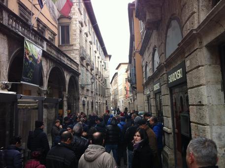 Redazione di Operai Contro, se 1000 operai vengono assunti a Melfi, altri 10000 vengono licenziati 27 Febbraio: Ascoli Piceno davanti alla sede di Confindustria, dove l’ad di Prysmian Italia ha comunicato a sindacati e Rsu la chiusura dello stabilimento ascolano dell’azienda che produce cavi e sistemi per energia. «Un’operazione vigliacca che distrugge persone e famiglie e anche terribilmente ingenerosa nei confronti dei lavoratori a cui sono sempre state riconosciute professionalità, competenza e dedizione al lavoro». Dura e immediata la risposta: richiesta di ritiro della comunicazione di chiusura e mobilitazione dei lavoratori. «Solo qualche settimana fa la direzione Prysmian aveva […]