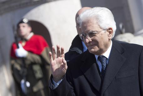 Redazione di Operai Contrfo, Così parlò Mattarella: Quanto avvenuto a Tunisi, e prima a Parigi, è “un’aggressione contro la civiltà e la democrazia che richiede una risposta immediata e collettiva della Comunità internazionale”: è l’ora di “lanciare un Patto di civiltà per contrastare le campagne d’odio e di indottrinamento”. ….. “Il massacro al museo del Bardo di Tunisi  è un segnale d’allarme grave ed è importante capirlo. Questa non è ne’ una guerra di religione, ne’ una guerra tra civiltà diverse. Numerose vittime erano musulmane e noi siamo tutti preoccupati. Come è successo a Parigi a gennaio, con quegli […]