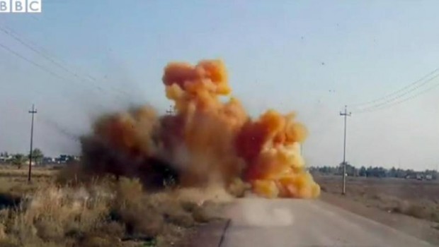 Redazione, gli USA dopo Kobane hanno liberato Tikrit. I bombardieri USA hanno ridotto Tikrit ad un cumulo di macerie Contro gli insorti dell’Isis in Iraq hanno dato man forte anche i bombardamenti aerei del dittatore siriano I bombardieri USA hanno ucciso a Tikrit centinaia di civili. I liberatori di Bagdad pagati dagli USA hanno difficoltà ad entrare nella città per le troppe macerie I mercenari Kurdi, i mercenari nazisti europei, i marines USA, non hanno dovuto combattere. I bombardieri USA avevano già “liberato” la città Un osservatore  