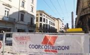 Redazione di OperaiContro, domani lunedì 16 marzo le prime 8 delle 40 ore di sciopero che l’assemblea degli operai della COOP COSTRUZIONI di Bologna ha deciso di mettere in campo contro i 200 licenziamenti (su 400 operai totali) che sempre più si avvicinano. Previsto presidio sotto Palazzo Malvezzi, sede della Provincia. La scadenza è il 7 maggio prossimo. Manca la volontà di ricorrere agli ammortizzatori sociali, a detta del presidente Luigi Passuti, il quale si è già incontrato in Comune con le istituzioni ed il presidente di Legacoop Bologna, Simone Gamberini. Venerdì prossimo 20 marzo è in calendario l’assemblea […]