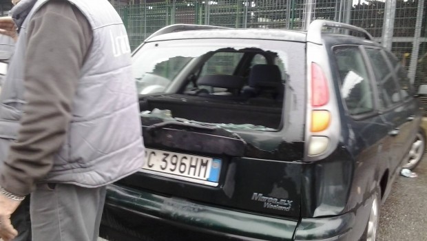 Stamattina dalle ore 5:30 sciopero degli operai del S.I. Cobas con blocco dei tir in entrata ed uscita ai cancelli del magazzino Bertolotti -RHIAG di Siziano (pv) per chiedere il reintegro dei 13 licenziati politici. Padroni e caporali del consorzio e cooperative (Quantum e CDS) hanno dato seguito alle minacce ed alle aggressioni nei confronti dei nostri delegati perpetrate già dopo il primo sciopero di fine febbraio. I crumiri squadristi organizzati dai capetti fascisti dell’Ugl hanno aggredito in una cinquantina il picchetto dei lavoratori brandendo bastoni ed improvvisate mazze di metallo. Ma la determinazione degli operai del S.I. Cobas […]