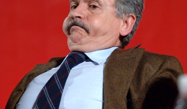 Caro operai Contro, D’Alema “ mette le mani nella merda”, mentre la moglie produce e vende vino pregiato agli amici, che in cambio comprano i libri di D’Alema, pura casualità, dice lui. Tangenti, mazzette, fondi neri in Tunisia, corruzione internazionale. Il metano ti da una mano, ma entrambe quelle del sindaco di Ischia, finiscono in manette. Di tutto e di più nell’ultima puntata del mazzettificio all’italiana, isole comprese. Allego l’articolo del Fatto Quotidiano. Saluti da un lettore. Undici ordinanze cautelari, chieste dal pm napoletano Henry John Woodcock (nella foto) e firmate dal Gip Amelia Primavera, hanno colpito questa mattina […]