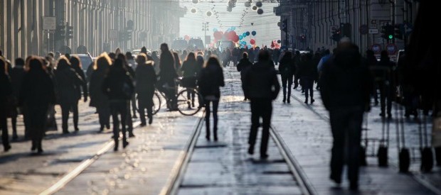 Redazione    di Operai Contro, la disoccupazione aumenta La disoccupazione giovanile è al 43% Eurostat sottolinea che la disoccupazione giovanile in Italiacontinua a crescere mentre risulta in calo di 1,1 punti, al 22,9%, la media dell’Eurozona, che nel febbraio 2014 era al 24,0%. Nella Ue a 28 la disoccupazione per i giovani fino a 25 anni è al 21,1%, invariata rispetto al mese precedente, ma giù di 1,8 punti in dodici mesi. La disoccupazione italiana è la sesta più alta della Ue dopo Grecia, Spagna (23,2%), Ungheria (18,5%), Cipro (16,3%) ePortogallo (14,1%). L’aumento dei contratti a tempo indeterminato è una balla […]