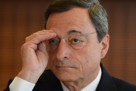 Redazione di Operai Contro, la crisi non da tregua ai padroni Nuovo crollo delle borse in Europa. Ieri, Mario Draghi ha confermato il suo supporto al mercato, lasciando ben aperta la porta per un aumento del controvalore di titoli di Stato acquistati nell’ambito del Quantitative easing, Milano ha perso il 3,18%, Francoforte il 2,53%, Parigi il 2,64% e Londra il 2,25%, accompagnate dall’andamento di Wall Street che alla fine chiude in calo deciso: il Dow Jones perde l’1,66% a 16.102,58 punti, il Nasdaq cede l’1,05% a 4.683,92 punti mentre lo S&P 500 lascia sul terreno l’1,5% a 1.921,2 punti. […]