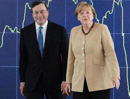 Redazione, da lunedì scorso il Quantitative Easing di Mario Draghi è operativo. La Bce e le varie banche centrali europee comprano titoli dalle banche commerciali stampando euro. I primi risultati si vedono già: l’euro ha accelerato la sua svalutazione. Sul dollaro -6% nella sola ultima settimana, -25% negli ultimi sei mesi. Favorirà le esportazioni di merci prodotte in Europa, dando fiato all’industria – dicono i giornalisti leccapiedi e i padroni nostrani, si felicitano l’un con l’altro assaporando i profitti industriali che forse verranno. Azionisti e giocatori di Borsa brindano allegri. Ma agli operai europei che vantaggio ne dovrebbe venire? […]