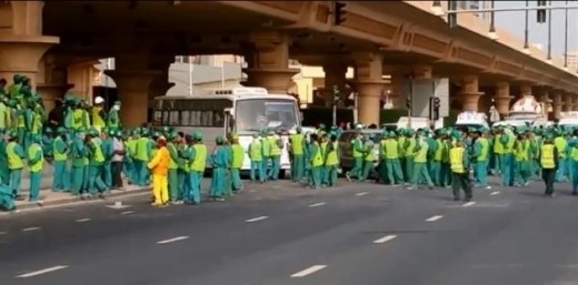 Martedì mattina, a Dubai, centinaia di operai indiani, pakistani e bangladeshi delle Emaar Properties (tra le più grandi aziende edili del paese) hanno incrociato le braccia e sono scesi in strada per protestare contro i salari troppo bassi e le pesantissime condizioni di lavoro: la compagnia avrebbe anche smesso di pagare loro gli straordinari che servono per costruire gli appartamenti di lusso del complesso Fountain Views. È uno dei rari scioperi nell’Emirato dello sceicco Al Maktum, dove le rivendicazioni sindacali sono vicine allo zero. I lavoratori si sono radunati a Downtown Dubai, vicino al Dubai Mall, tra Boulevard Area […]