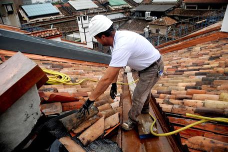 Redazione di Operai Contro, Il 1 Maggio 2015, 5 mila operai edili saranno licenziati Il gangster invitava all’ottimismo. Probabilmente farà costruire un altro ponte sullo stretto Le costruzioni assistono da 18 trimestri consecutivi, quasi 5 anni, ad una contrazione del numero degli occupati che non ha pari in altri settori economici. Secondo l’Istat, da fine 2009 al fine 2014 gli occupati persi sono 500.000, un quarto del totale. Da 1,96 milioni di occupati nel quarto trimestre 2009 si è infatti passati a fine 2014 a 1,45 milioni. Il settore ha vissuto il momento più drammatico nella prima parte del […]