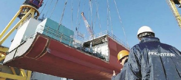 Redazione  di Operai Contro, I salari diminuiscono, i contratti contrattano da tempo la miseria. Non è strano che le aziende ci chiedano di lavorare gratis Un operaio Tempi difficili per i rinnovi contrattuali nell’epoca Renzi-Marchionne. Infatti può succedere di sentirsi chiedere di lavorare gratis. Anzi, di offrire “un contributo non retribuito da parte dei lavoratori”. L’azienda che, nero su bianco, ha proposto alle rappresentanze sindacali di far lavorare i dipendenti senza retribuzione è la Fincantieri, detenuta al 72,5 per cento daFintecna a sua volta interamente posseduta dalla Cassa Depositi e Prestiti. Cioè dal Tesoro. Cioè, dallo Stato. La paradossale […]