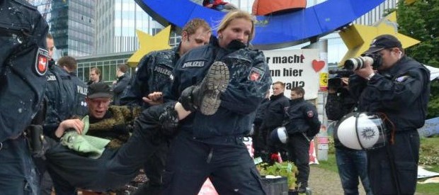 Redazione di Operai contro, giovani, operai e lavoratori hanno messo a ferro e fuoco Francoforte E’ il saluto a DRAGHI che continua a stampare carta per regalarla alle banche In Napoleone della merda dei padroni sta preparando l’aggravarsi della crisi e la miseria per tutti gli operai. Vi invio una cronaca Un lettore Tedesco E’ quasi guerriglia a Francoforte, dove mercoledì alle 11 è iniziata l’inaugurazione della nuova sede della Banca centrale europea. Nella notte ci sono stati scontri tra la polizia e il gruppo anticapitalista Blockupy che raccoglie sotto il suo ombrello diverse formazioni e che per la giornata ha […]