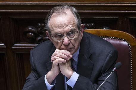 Redazione di Operai Contro, Padoan ci invita all’ottimismo. Padoan afferma che prima o poi l’Italia crescerà Il definitiva Padoan ci invita all’ottimismo: i padroni prima o poi riprenderanno a sfruttare tranquillamente e democraticamente gli operai Padoan va fanculo Un lettore Nel 2014 il Pil è sceso dello 0,4%.   Lo rileva l’Istat, confermando le stime uscite il 13 febbraio.   Si tratta del dato corretto per gli effetti di calendario. L’Istituto ricorda che lo scorso anno ha avuto due giornate lavorative in meno rispetto al 2013. E’ il terzo anno in cui il Prodotto interno lordo risulta in calo (dal 2012). Pil: […]