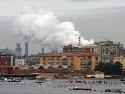 Redazione di Operai Contro, gli amministratori dell’ILVA vogliono patteggiare la pena. Riconoscono che l’ILVA ha assassinato centinaia di operai e loro figli Riconoscono che l’ILVA costringe gli operai a lavorare con la morte sulle spalle Il patteggiamento comporterà pene ridicole L’assassino Riva è morto Operai ci vogliono fregare ancora una cvolta Un operaio dell’ILVA dalla Gazzetta del Mezzogiorno TARANTO – L’Ilva in amministrazione straordinaria riconosce le colpe dei Riva e chiede al Ministero dello Sviluppo Economico il permesso per patteggiare la pena. La decisione, per nulla scontata, è stata comunicata dai legali dell’azienda, gli avvocati Filippo Sgubbi e Angelo […]