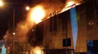 Caro Operai Contro, il 5 marzo 2015 un violento incendio in uno stabilimento dell’indotto SATA. Il boato dell’esplosione si è sentito da lontano. Poteva essere una strage di operai. Eppure in tivù non si è visto nessun cronista mettere il microfono sotto il naso a quanti ne sono usciti indenni, per capire il perché del terrificante “incidente”. Per Fiat meglio non far sapere che alla base dell’esplosione c’è il surriscaldamento degli impianti, per l’aumento esponenziale della produzione, dovuto alla saturazione dei tempi di lavoro, per lo più applicato sul ciclo continuo 24 ore su 24. Stavolta è toccato al […]