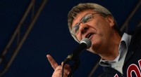 Direttore, sono un operaio e sono confuso. Landini vuol fare un altro partito, ma non il partito operaio. Landini invita tutti:  Emergency adArci, da Libera ad Articolo 21 a Libertà e giustizia, ecc Cosa vuol fare Landini? Opporsi alla politica di Renzi Ma landini non poteva pensare di unificare tutti gli operai in lotta contro i licenziamenti? Landini non poteva appellarsi all’esercito dei disoccupati? Probabilmente Landini pensa che operai, disoccupati, pensionati non servono più a niente Direttore sono un operaio FIOM confuso e deluso Che vuol fare Landini? Un operaio FIOM   Al via il cantiere per la “coalizione […]