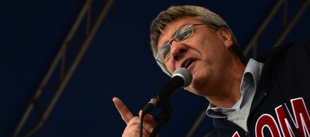 Direttore, sono un operaio e sono confuso. Landini vuol fare un altro partito, ma non il partito operaio. Landini invita tutti:  Emergency adArci, da Libera ad Articolo 21 a Libertà e giustizia, ecc Cosa vuol fare Landini? Opporsi alla politica di Renzi Ma landini non poteva pensare di unificare tutti gli operai in lotta contro i licenziamenti? Landini non poteva appellarsi all’esercito dei disoccupati? Probabilmente Landini pensa che operai, disoccupati, pensionati non servono più a niente Direttore sono un operaio FIOM confuso e deluso Che vuol fare Landini? Un operaio FIOM   Al via il cantiere per la “coalizione […]