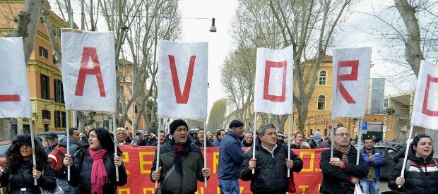 Redazione di Operai Contro, il JOBS ACT del gangster Renzi è una vera fortuna per i padroni. I precari diventeranno ancora più precari. I padroni si stanno iscrivendo in massa al Pd di Renzi. Il Pd oggi è il vero partito dei padroni Un precario Il superamento dei co.co.pro, previsto dal terzo decreto attuativo del Jobs Act, rischia di rendere ancora più precari oltre 400mila collaboratori a progetto, il 75% di quelli attualmente esistenti. Il pericolo è che i contratti di questi lavoratori si trasformino invoucher e partite Iva “camuffate”. Esito opposto rispetto all’intenzione dichiarata del governo, che, per usare […]