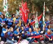 Caro Operai Contro, le tutele crescenti di Renzi sono arrivate anche in Sardegna. 1.300 operai della Legler senza più cassaintegrazione bloccano la 131 dcn. La cronaca della protesta da “Sardiniapost”, avverte che: “Se non si dovesse trovare una soluzione a questo problema nel Nuorese scoppierà una bomba sociale di grandi proporzioni”. Saluti da un lettore Scoppia la protesta dei lavoratori del tessile nella Provincia di Nuoro. Questa mattina gli operai della Legler hanno messo in atto il primo blocco del traffico sulla statale 131 Dcn vicino a Siniscola, contro le mancate risposte da parte di Governo e Regione alla […]