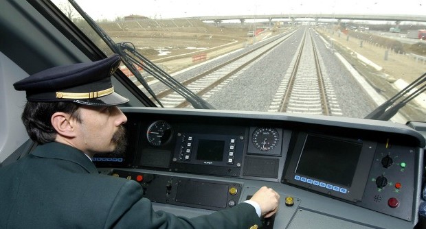 Egregio Direttore, a caccia di profitti le ferrovie dello Stato nel 2009 hanno eliminato il doppio macchinista sui treni, nonostante gli scioperi e le proteste dei macchinisti stessi, che purtroppo erano stati lasciati soli dal sindacato. I questi anni con un solo macchinista sono successe terribili tragedie, come quella di Viareggio. Ora una sentenza sconfessa l’eliminazione del secondo macchinista e riapre la questione. Una ragione in più per far ripartire la lotta. Un solo uomo alla guida dei treni, pregiudica la sicurezza per lui, per chi viaggia, per l’ambiente circostante. Anche l’altro giorno in Sardegna si è sfiorata la […]