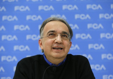 Redazione di Operai Contro, Dopo aver ridotto gli operai, appendici del macchinario ed in condizioni di moderna schiavitù, Sergio Marchionne Amm. Delegato di Fca/Fiat, con una sfrontatezza incredibile, si erge ad anima candida della sfruttamento operaio, nonché paladino della “creazione di una società equa”! In un intervista ripresa dall’ ANSA, dichiara: “il profitto diventa avidità e chi opera nel libero mercato ha il dovere di fare i conti con la propria coscienza”. Come dire che lui, Marchionne, nel suo ruolo di Amm. Delegato, che in questi anni ha imposto un super sfruttamento degli operai, “ha fatto i conti con […]