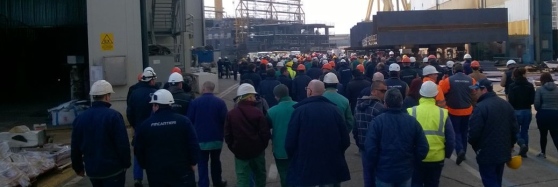 Lavoratori, lavoratrici, con gli scioperi di lunedì e di ieri, forti, unitari, compatti, e la buona partecipazione degli operai degli appalti e degli impiegati, il ghiaccio è rotto anche a Marghera, dopo Muggiano, Riva Trigoso e gli altri cantieri a seguire. E’ la sola risposta possibile alla posizione ultra-aggressiva assunta dal padrone-Fincantieri e formalizzata con il documento aziendale consegnato ai dirigenti sindacali a Roma il 17 marzo. Questo documento è una contro-piattaforma a trecentosessanta gradi, perfettamente in linea con il metodo-Marchionne e l’operato del governo Renzi: per rendere più competitiva l’impresa e fare più profitti, i boss di Fincantieri […]