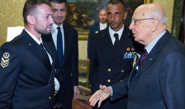 Redazione, dopo 4 anni i militari italiani scendono dai mercantili. Finisce l’affitto dei marò agli armatori La decisione è stata illustrata oggi in Parlamento dal ministro della Difesa, Roberta Pinotti, che ha anche annunciato lo stop alla partecipazione italiana alla missione antipirateria Nato ‘Ocean Shield’. Due misure chiaramente legate alla interminabile vicenda dei due marò. Che il ministro egli Esteri, Paolo Gentiloni, ha definito “inaccettabile”: una soluzione va trovata “a breve”. Il titolare della Farnesina ha informato di aver nuovamente sollecitato un intervento del segretario generale dell’Onu e Ban Ki-moon si “è riservato di farlo nelle prossime settimane”. Gentiloni […]