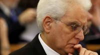 Redazione di Operai Contro, così Sergio Mattarella, commenta i fatti di Tunisi. “Rimaniamo profondamente colpiti da un gesto di inaudita violenza che non può, e non deve, trovare spazio nel mondo contemporaneo. L’Italia non si farà intimorire da atti tanto barbari e continuerà a lavorare con determinazione, insieme alla comunità internazionale, contro ogni forma di terrorismo”. Presidente, i bombardamenti USA che massacrano migliaia di civili, sono bombardamenti feroci che fanno delle stragi Presidente, i padroni italiani con quelli francesi per anni hanno depredato e deubano il Nord Afrtica Anche i giovani arabi non si lasceranno intimorire Allora? Un giovane