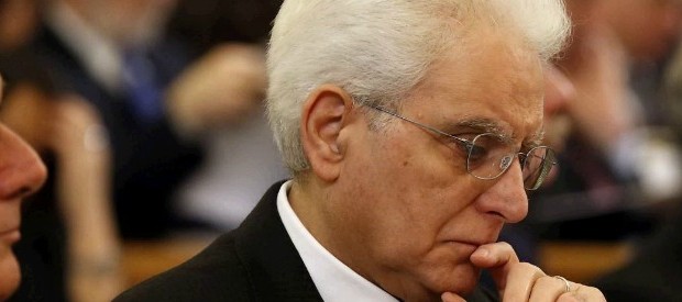 Redazione di Operai Contro, così Sergio Mattarella, commenta i fatti di Tunisi. “Rimaniamo profondamente colpiti da un gesto di inaudita violenza che non può, e non deve, trovare spazio nel mondo contemporaneo. L’Italia non si farà intimorire da atti tanto barbari e continuerà a lavorare con determinazione, insieme alla comunità internazionale, contro ogni forma di terrorismo”. Presidente, i bombardamenti USA che massacrano migliaia di civili, sono bombardamenti feroci che fanno delle stragi Presidente, i padroni italiani con quelli francesi per anni hanno depredato e deubano il Nord Afrtica Anche i giovani arabi non si lasceranno intimorire Allora? Un giovane