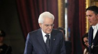 Redazione di Operai Contro, il virtuoso Napolitano non aveva tempo per i tagli delle auto blu. Mattarella ha preso le forbici Una bella sforbiciata. Ad alcuni dei privilegi più cari allanomenklatura del Colle più alto. A quella lunga serie di consiglieri e funzionari che per decenni hanno scorazzato sulle vie di Roma e dell’Italia intera a bordo delle auto targate Quirinale. Con pochissime limitazioni. Adesso, invece, si cambia. E salvo pochissime eccezioni, il presidente in carica, il segretario generale e gli ex capi di Stato, tutti gli altri potranno utilizzare l’auto blu esclusivamente per ragioni di servizio e in orario […]