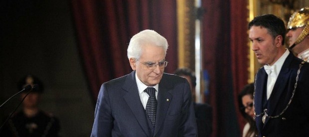 Redazione di Operai Contro, il virtuoso Napolitano non aveva tempo per i tagli delle auto blu. Mattarella ha preso le forbici Una bella sforbiciata. Ad alcuni dei privilegi più cari allanomenklatura del Colle più alto. A quella lunga serie di consiglieri e funzionari che per decenni hanno scorazzato sulle vie di Roma e dell’Italia intera a bordo delle auto targate Quirinale. Con pochissime limitazioni. Adesso, invece, si cambia. E salvo pochissime eccezioni, il presidente in carica, il segretario generale e gli ex capi di Stato, tutti gli altri potranno utilizzare l’auto blu esclusivamente per ragioni di servizio e in orario […]