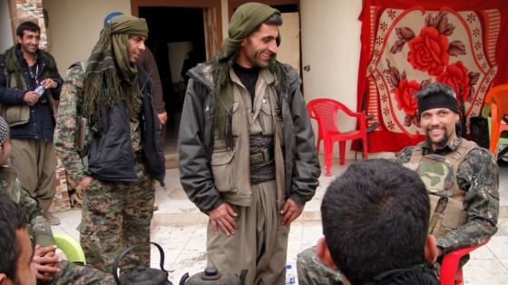 Redazione, la Repubblica ha pubblicato il manuale per diventare mercenario Kurdo in siria Nazisti e fascisti europei si arruolano Lo allego Un lettore “Sei benvenuto tra noi”, mi scrivono le forze curde in Siria prima di spiegarmi la procedura per diventare un foreign fighter in quello che sarà un breve dialogo preliminare colorato dalla propaganda. Mettersi in contatto con le Ypg – le Unità di protezione del popolo – non è stato difficile, è bastata qualche ricerca e un po’ di Facebook, perché è anche dai social network che si combatte la guerra, oggi. Le Ypg sono nate in […]