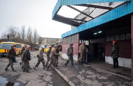 Redazione di Operai Contro, In Ucraina i padroni massacrano i civili e continuano ad uccidere gli operai. Sarebbero almeno 32 i minatori morti dopo un’esplosione nella miniera di carbone ‘Zasiadko’, nella periferia di Donetsk. L’esplosione è avvenuta a 1.200 metri di profondità attorno alle 4.15 (le 3.15 in Italia), quando nella miniera stavano lavorando 230 persone. I soccorritori hanno portato in salvo 157 minatori. Il capo dell’amministrazione distrettuale di Kiivski, Ivan Prikhodko, ha respinto le affermazioni del presidente del Parlamento ucraino definendo “immorale” parlare di 32 morti visto che le squadre di soccorso non hanno ancora raggiunto il posto […]