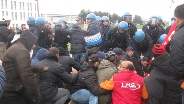 Redazione, Da questa mattina all’alba decine di operaie ed operai più solidali provenienti dalle province di Bologna, Modena e Reggio Emilia hanno rilanciato una nuova giornata di sciopero presso la MIRROR LEVIGATURE di Sant’Agostino, Ferrara. Intorno alle 9.30 il presidio davanti ai cancelli dell’azienda di Via del Fantino si è trasformato in picchetto con l’arrivo del primo camion in entrata, il quale ha desistito velocemente innescando il solito fervorino legalitario delle forze dell‘ordine. Talmente hanno insistito che, insieme a due giornalisti con noi al seguito per tutta la giornata, abbiamo lasciato l’ingresso della MIRROR partendo in corteo verso la […]