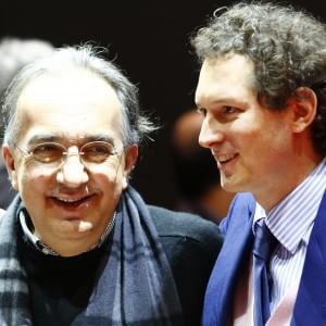 Redazione di Operai Contro, I padroni e i loro uomini di fiducia più ci spremono più acculano ricchezza Io non penso che ci sia nessuna legge che possa giustificare questo crimine contro gli operai Marchionne ci ha utilizzato con salari da fame, ci ha sbattuto in cassa integrazione e poi licenziato Il 2014 è stato un anno d’oro per Sergio Marchionne, che aumenta il suo tesoro  personale creato con Fiat. L’amministratore delegato di Fiat Chrysler Automobiles ha guadagnato oltre 6,6 milioni di euro nell’anno appena chiuso. È quanto emerge dai documenti presentati da Fca alla Sec, la Consob statunitense. Di […]