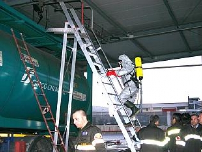   Redazione di Operai Contro, dopo sette anni i giudici sono ancora al lavoro per assolvere i padroni. Intanto l’ENI risarcisce la Regione puglia Così va la vita Un operaio pugliese Dalla gazzetta del mezzogiorno L’acido solfidrico uccise cinque persone, tutte impegnate nella ditta che doveva effettuare la manutenzione di una cisterna: pensavano che fosse vuota, furono traditi dalle esalazioni. Domani saranno passati esattamente 7 anni dalla tragedia della Truck Center di Molfetta, il rimessaggio dove il 3 marzo 2008 persero la vita Guglielmo Mangano, Michele Tasca, Luigi Farinola, l’autotrasportatore Biagio Sciancalepore e Vincenzo Altomare, l’amministratore dell’azienda. La giustizia […]