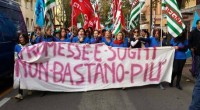 Cara Operai Contro, “Torna sulle strade la rabbia dei lavoratori del tessile del Nuorese, che questa mattina hanno di nuovo bloccato la Statale 131 Dcn, questa volta all’altezza del bivio di Ottana, mettendo in atto il terzo blocco stradale dopo quello di Siniscola del 13 marzo e di Borore una settimana fa. Più di 200 lavoratori (la vertenza riguarda 1500 persone nella provincia di Nuoro) hanno interrotto il traffico nei due sensi di marcia, creando due chilometri di coda in entrambe le direzioni. I lavoratori protestano contro la perdita degli ammortizzatori sociali, unico sussidio rimasto dopo la perdita del […]