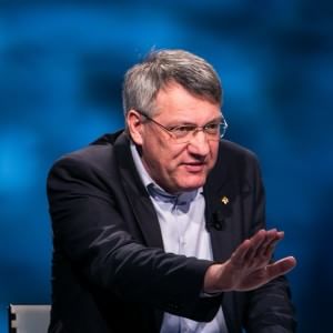 Redazione di Operai Contro, Landini sta organizzando il suo nuovo partito extraparlamentare. Chiama tutte le associazioni a partecipare E’ una nuova sinistra dei cittadini Noi operai siamo stanchi. Ogni volta c’è qualcuno che vuole organizzare la protesta dei cittadini contro il governo. Bene che vada sarà una nuova edizione del M5S degli “onesti” Gli onesti si sono venduti al governo per conservare i 20 mila euro mensili. Noi operai dobbiamo organizzare il nostro Partito Solo organizzando il nostro Partito potremo essere sicuri di poter scendere in campo per la guerra contro i padroni. Alcuni dicono operai organizzatevi, non basta […]