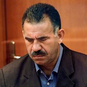 Redazione di Operai Contro, i gruppuscoli della cosidetta sinistra italiana saranno contenti Anche Ocalan invita il PKK a deporre le armi e ad abbracciare la democrazia dei padroni Meno male che Ocalan rappresenta solo il PKK. Ecco la dichiarazione di Ocalan “E’ in corso un processo per metter fine a 30 anni di conflitto, con una pace perpetua, il nostro principale obiettivo è ottenere una soluzione democratica. Mi rivolgo al Pkk perché organizzi un congresso straordinario in primavera per prendere la decisione storica e strategica di metter fine alla lotta armata sulla base di principi mutuamente concordati. Questo appello […]